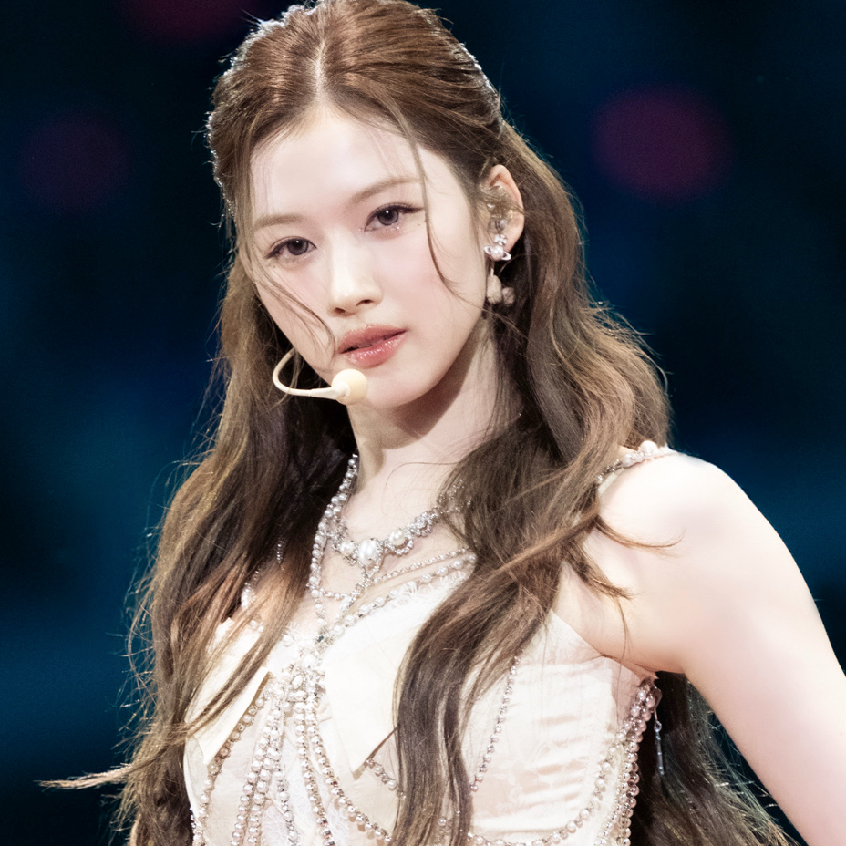 Foto aktivitas terbaru Sana (TWICE)