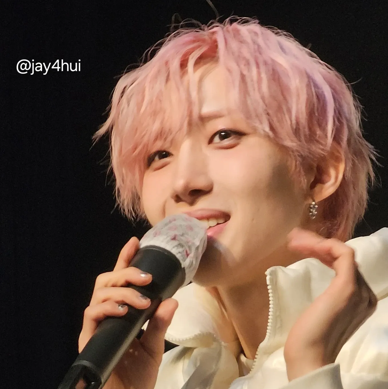 A moment captured by Hui (PENTAGON)'s fan