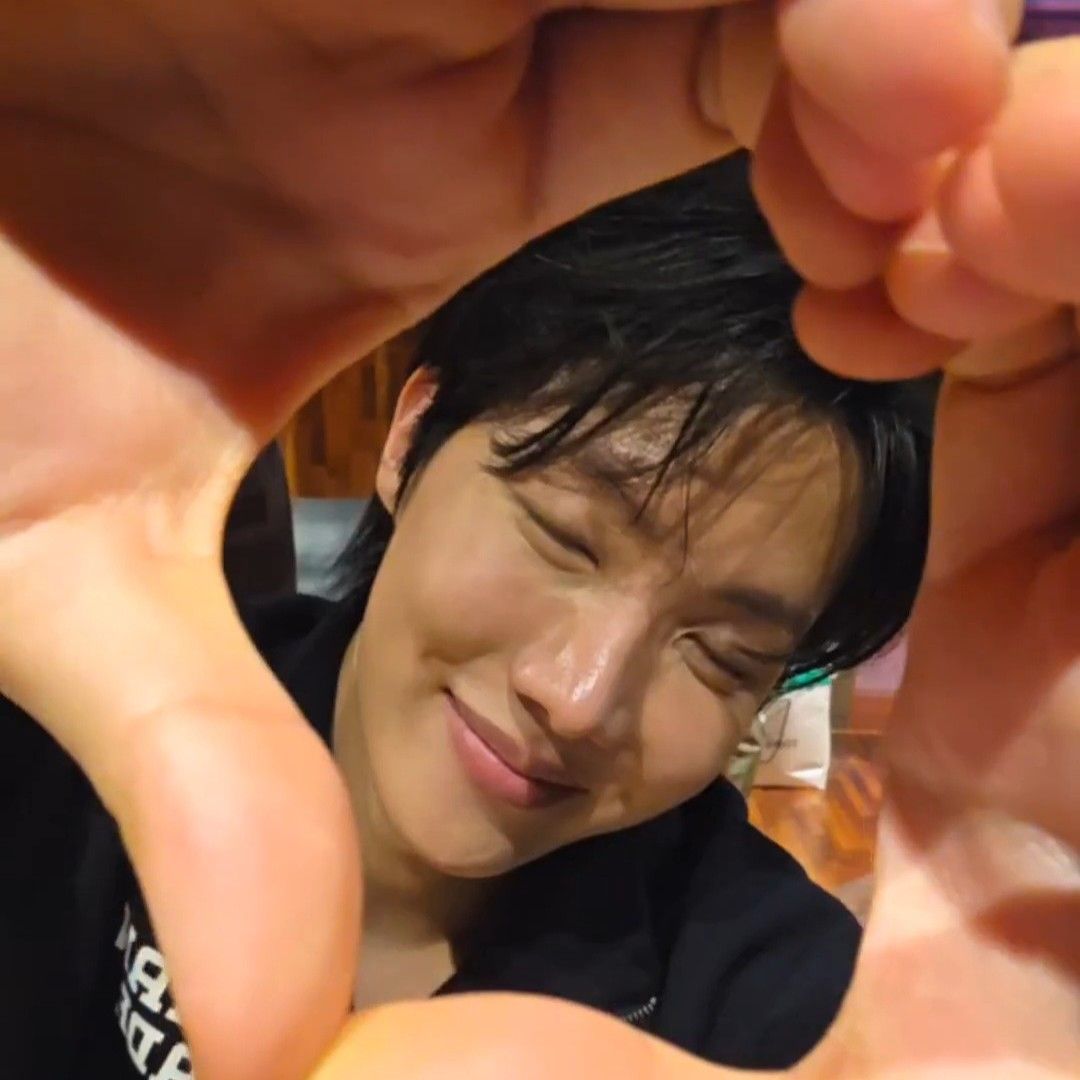 Foto terbaru j-hope (BTS)