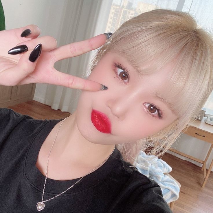 Behind-the-scenes cut of Soojin