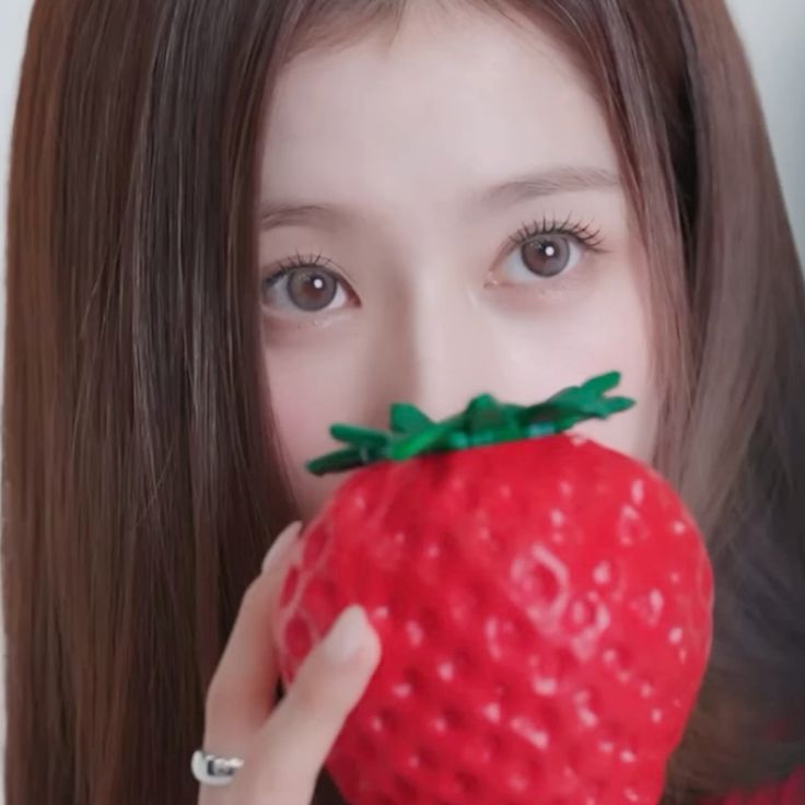 Potret di balik layar Sana (TWICE)