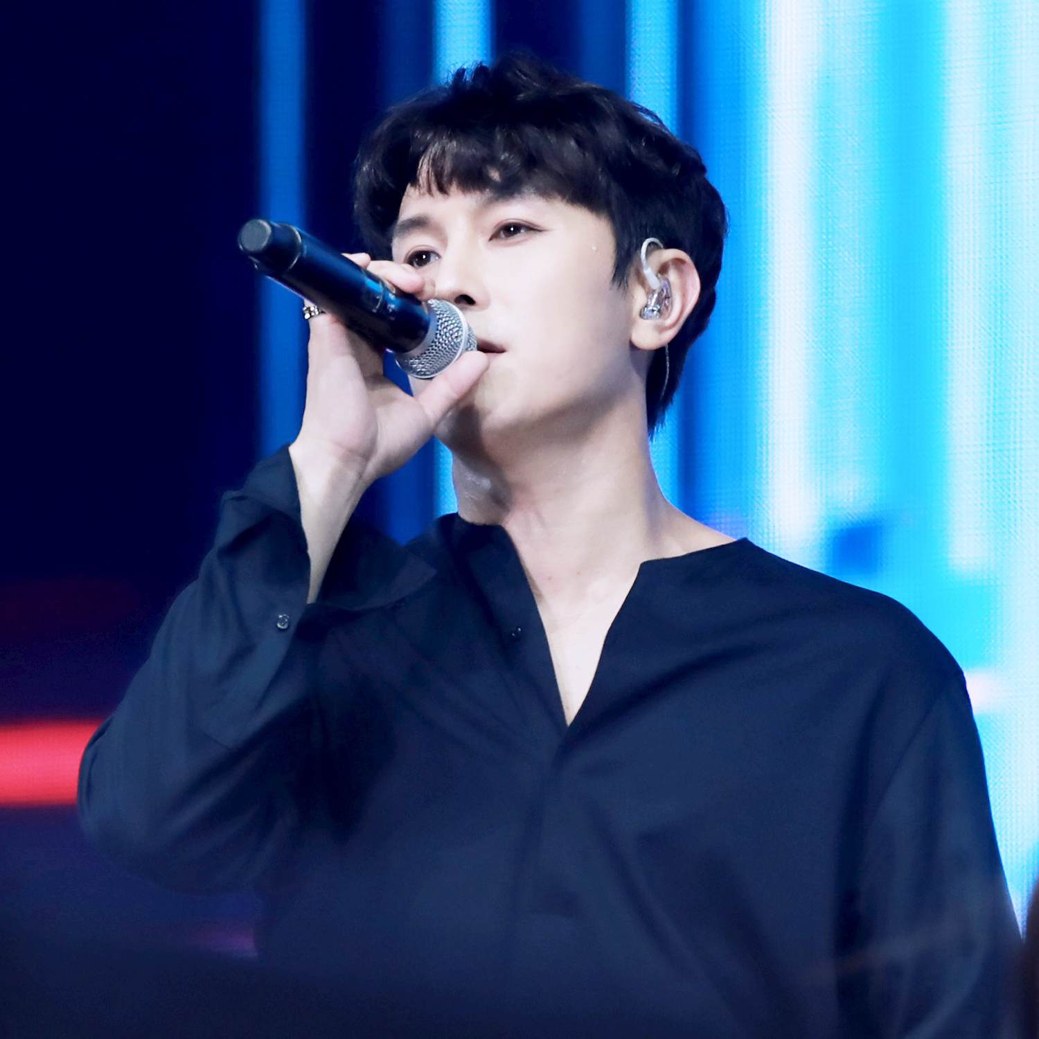 Behind-the-scenes cut of Kim Dongwan (SHINHWA)