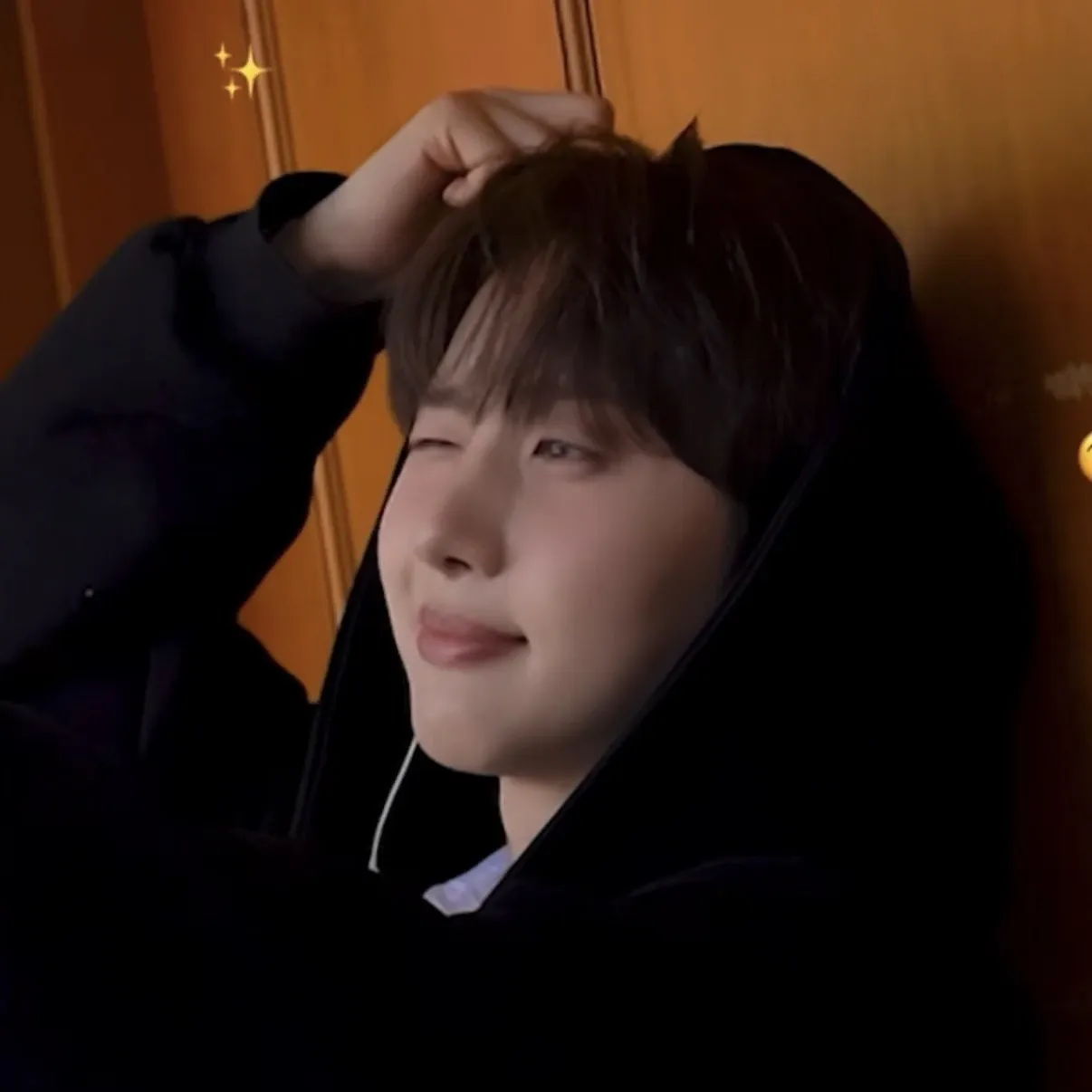A moment captured by Hui (PENTAGON)'s fan