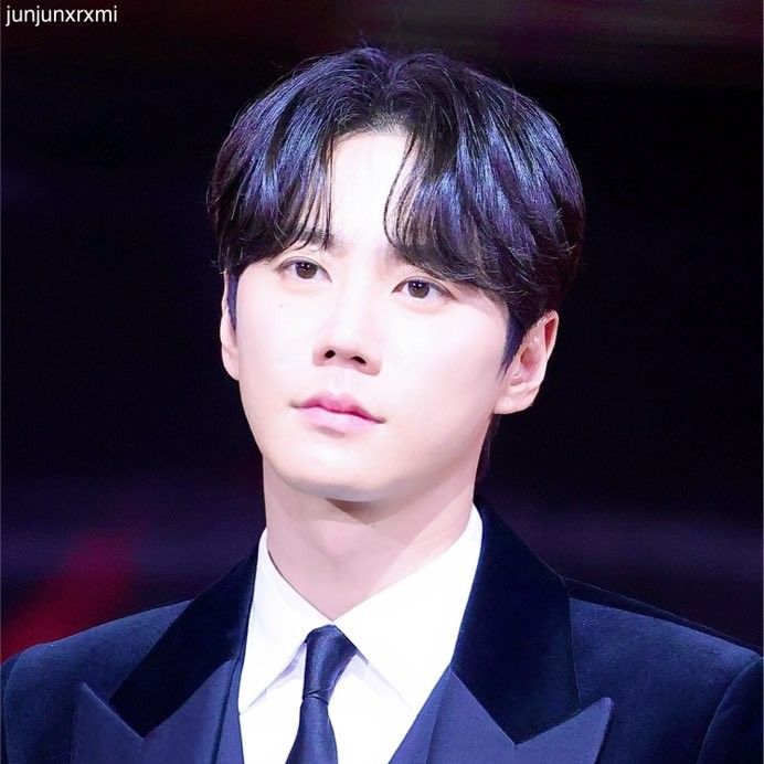 Behind-the-scenes cut of Lee Junyoung