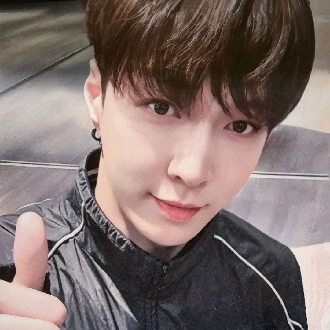 Behind-the-scenes cut of Lay (EXO)