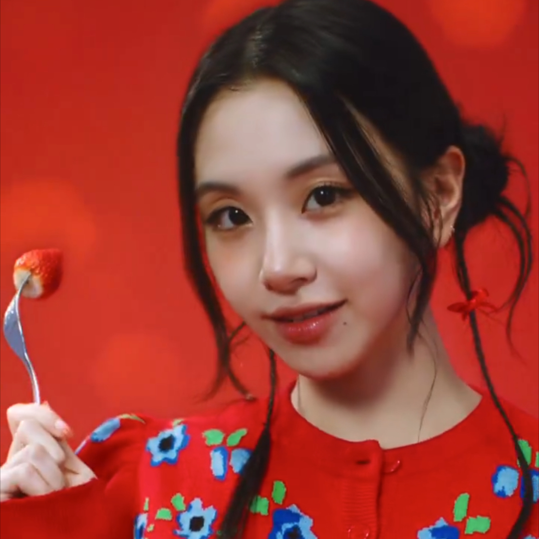 Behind-the-scenes cut of Chaeyoung (TWICE)