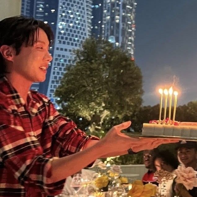 제이홉 (방탄소년단)의 최신 사진