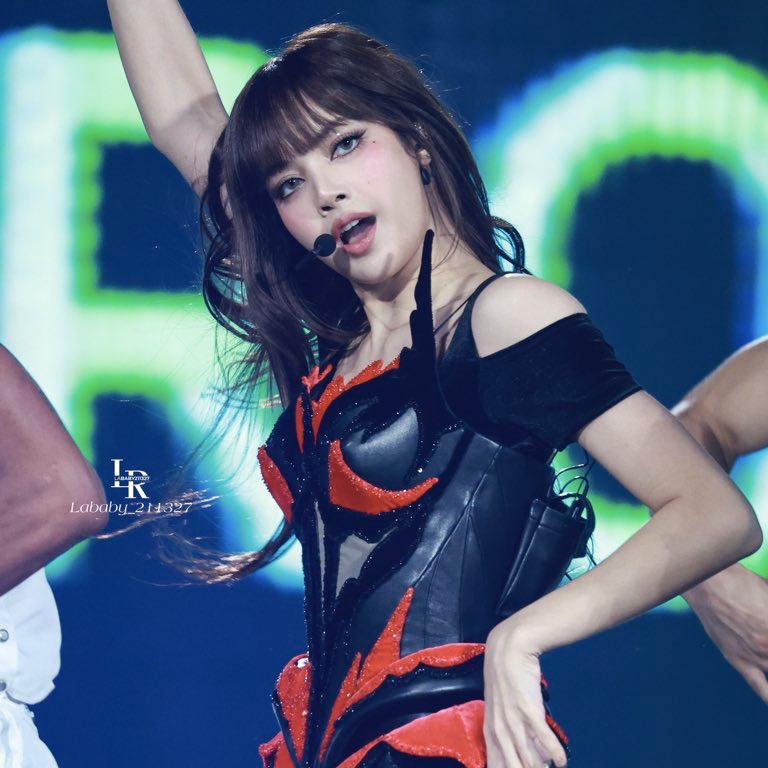 Momen yang diabadikan oleh penggemar Lisa (BLACKPINK)