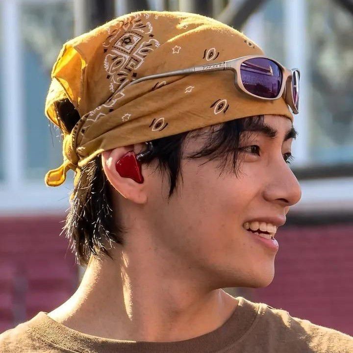 Foto aktivitas terbaru V (BTS)