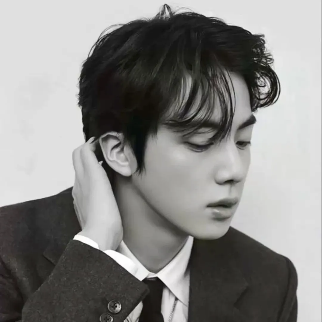Foto aktivitas terbaru Jin (BTS)