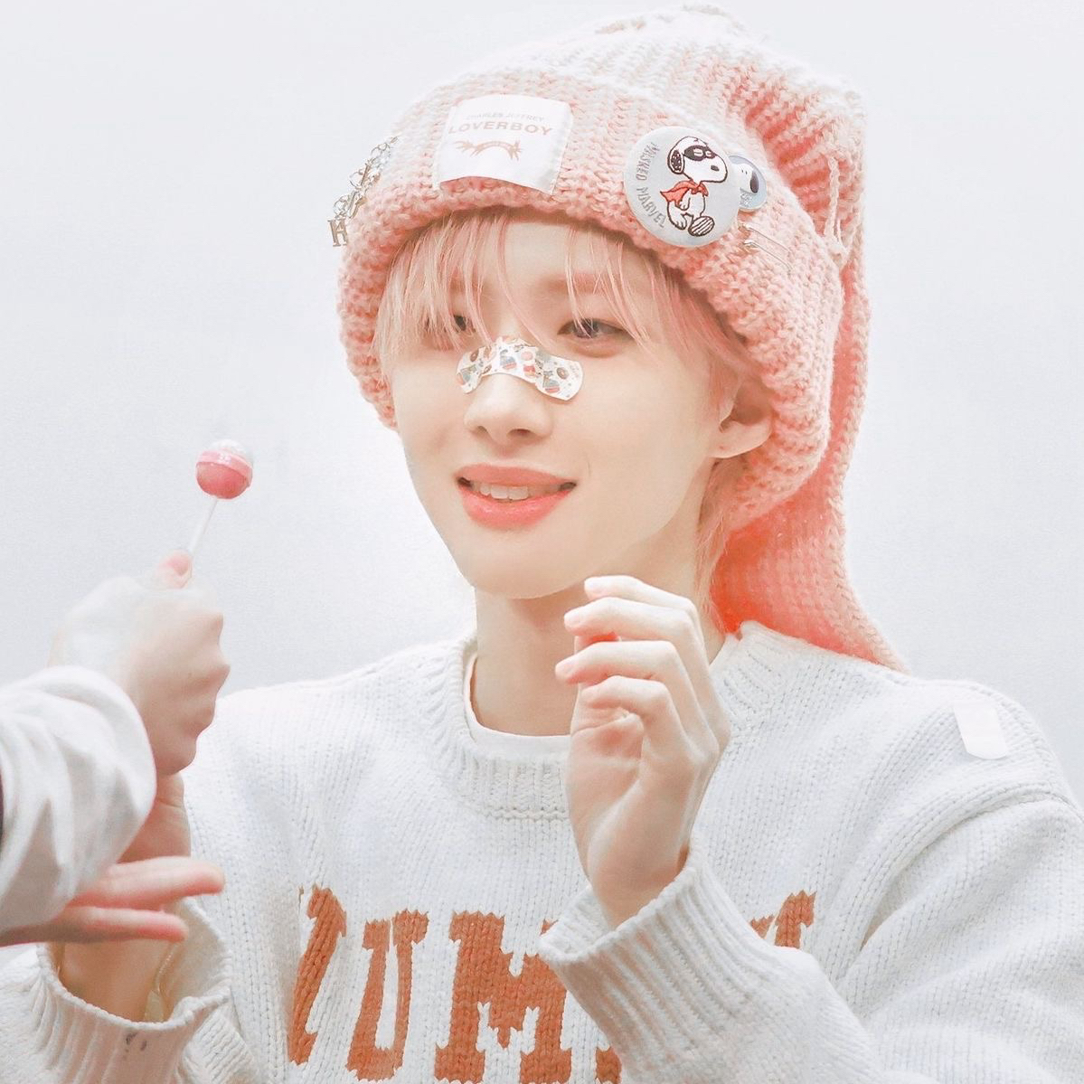 A moment captured by Hui (PENTAGON)'s fan