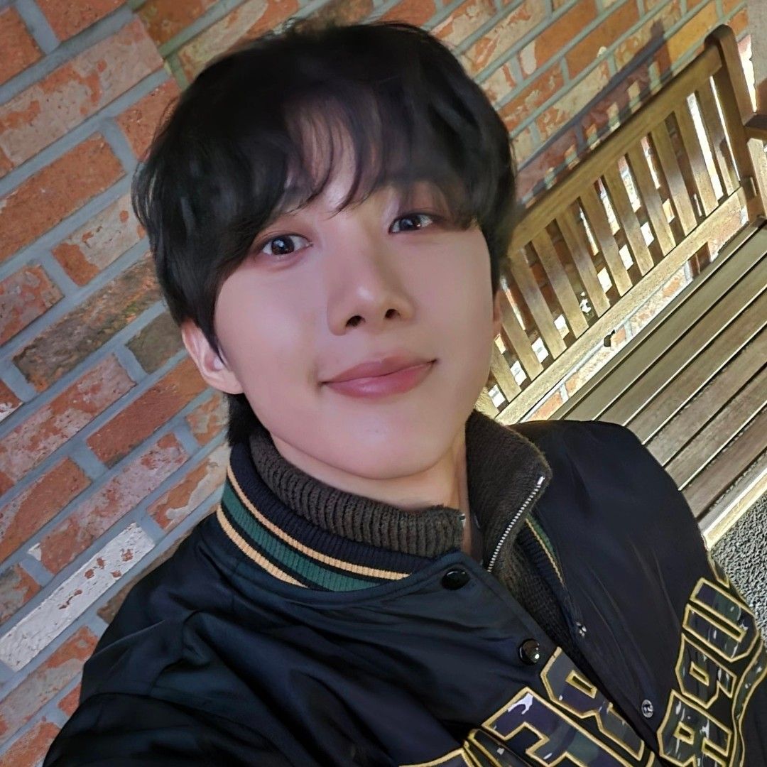 A moment captured by Hui (PENTAGON)'s fan