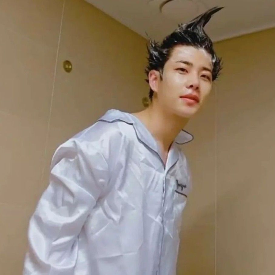 A moment captured by MJ (ASTRO)'s fan