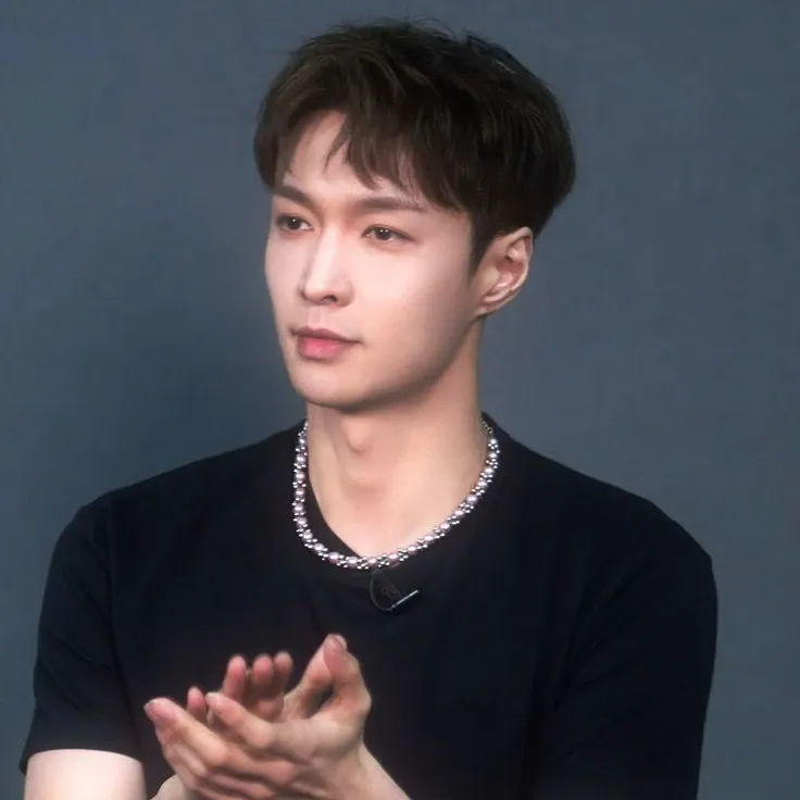Behind-the-scenes cut of Lay (EXO)