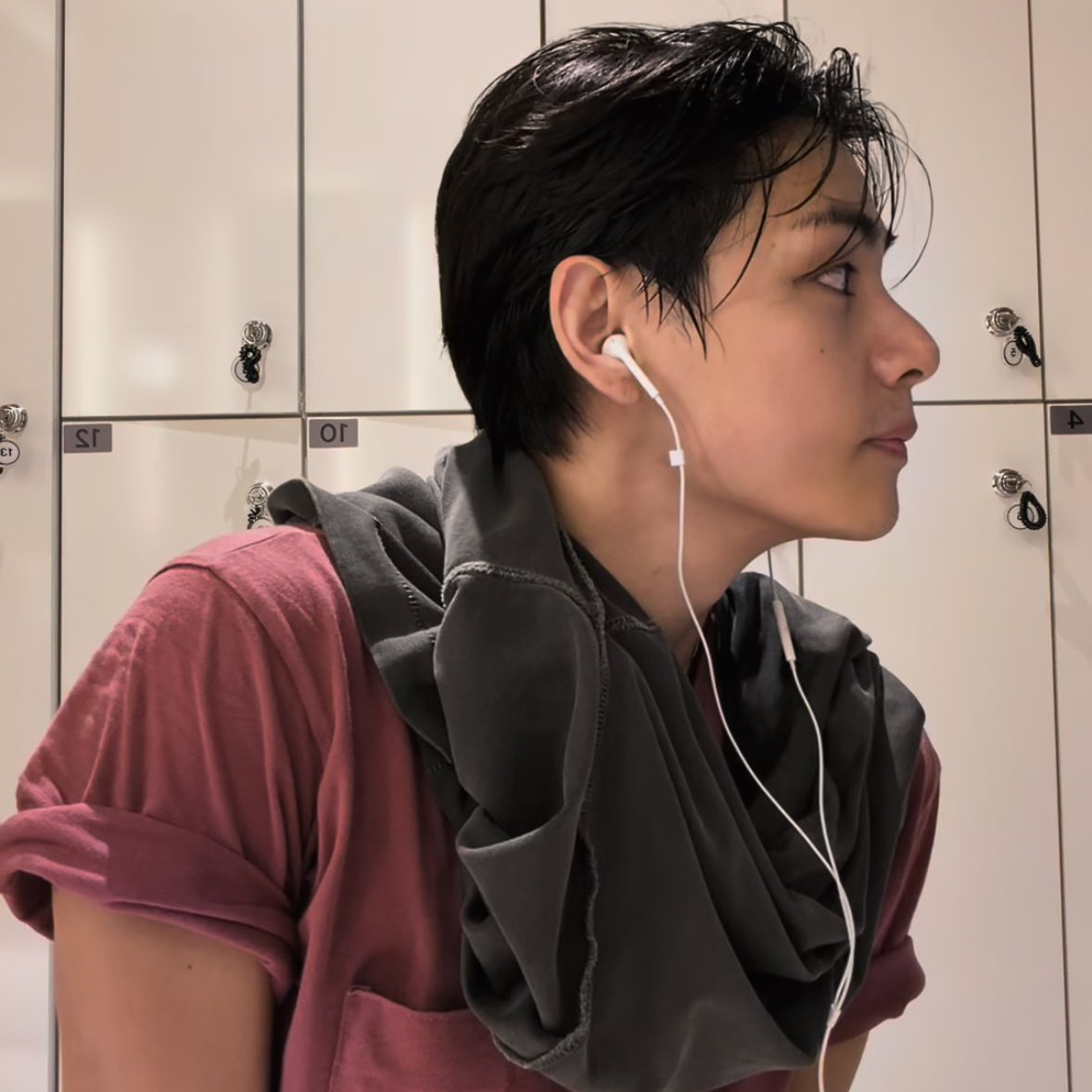 Behind-the-scenes cut of V (BTS)