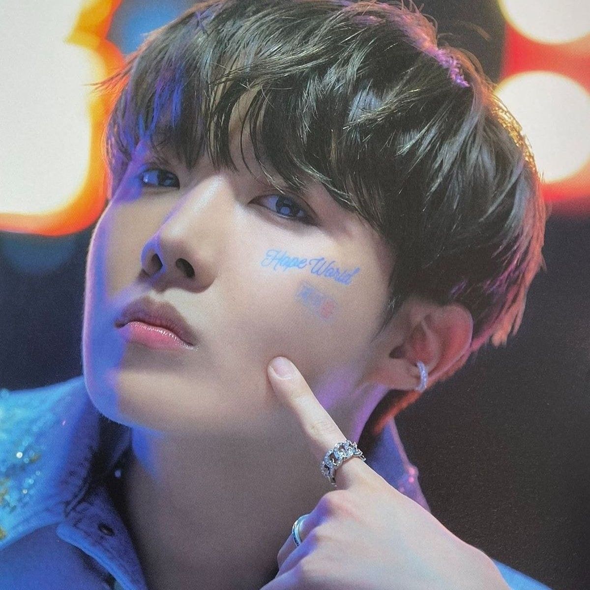 Foto aktivitas terbaru j-hope (BTS)