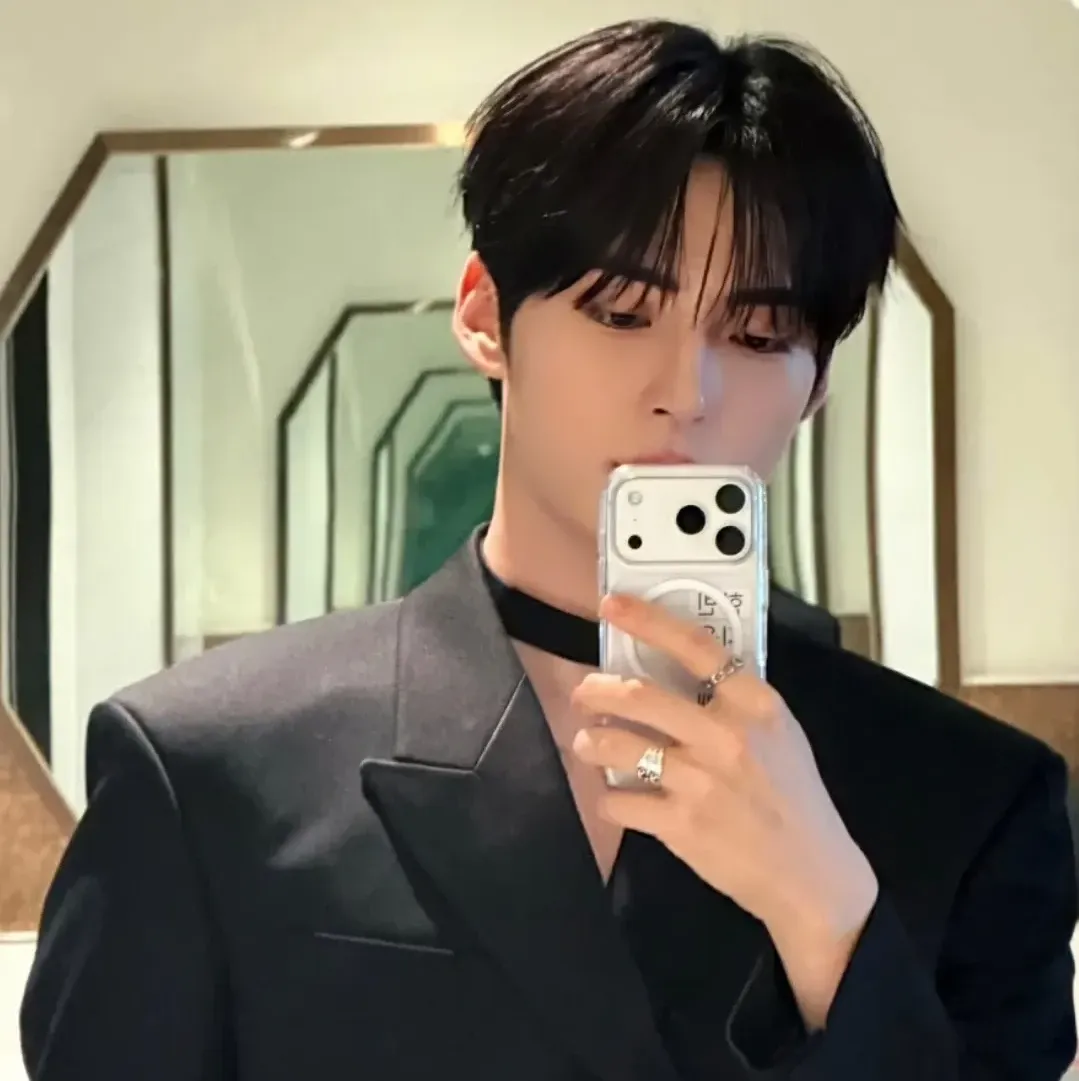 Recent activity shot of Sung Hanbin (ZEROBASEONE)