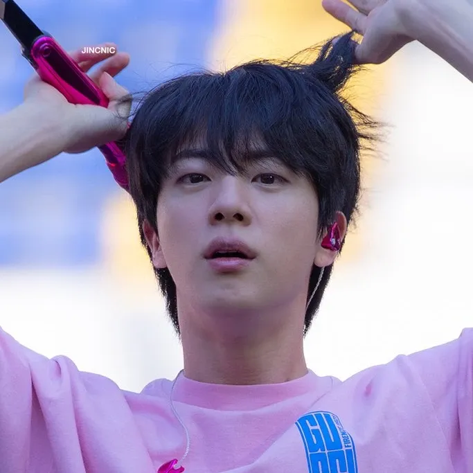 Momen yang diabadikan oleh penggemar Jin (BTS)