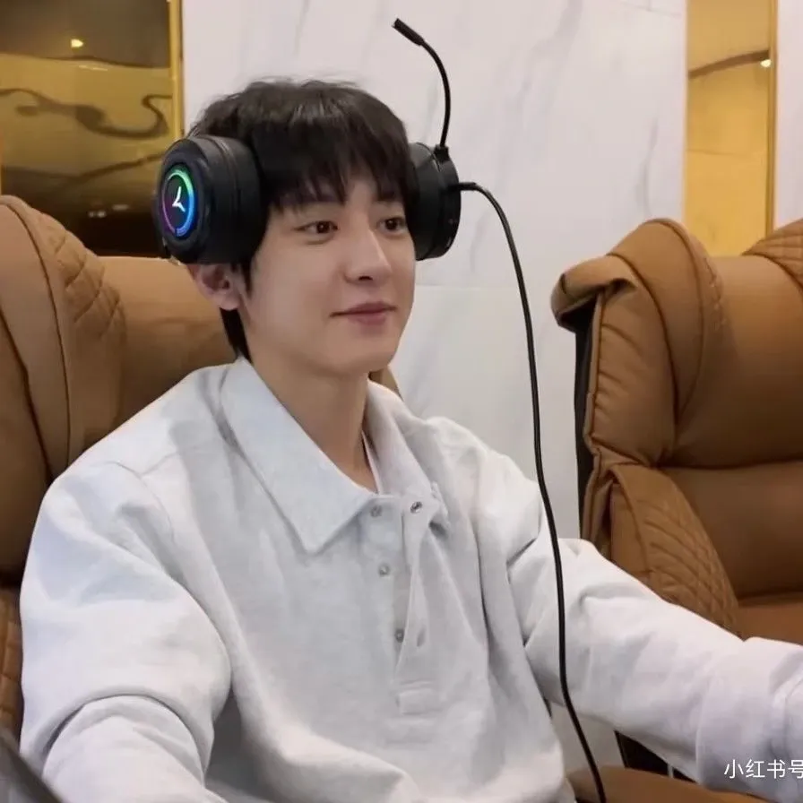 Foto aktivitas terbaru Chanyeol (EXO)