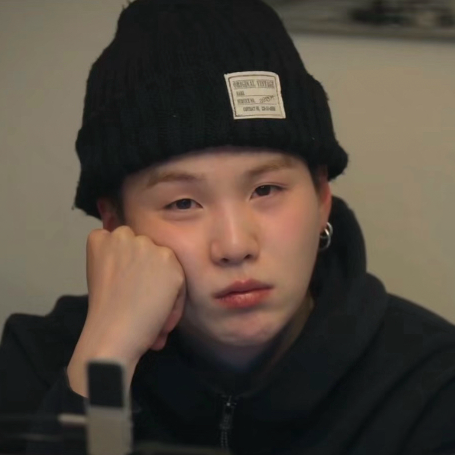 Foto aktivitas terbaru SUGA (BTS)