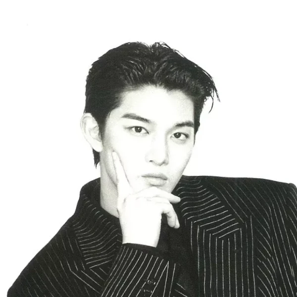 Foto perwakilan Bae Jinyoung yang penuh pesona