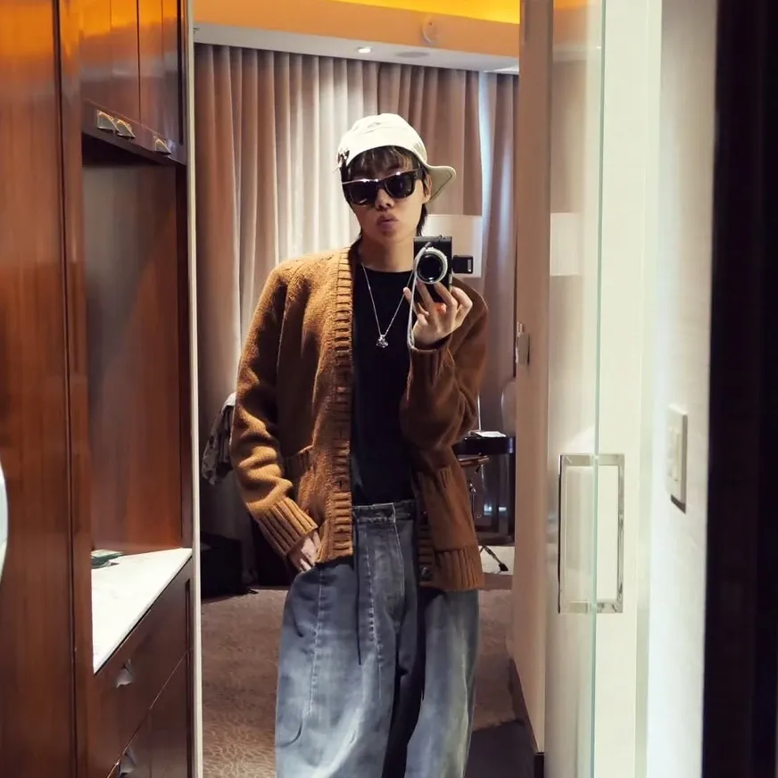Foto aktivitas terbaru j-hope (BTS)