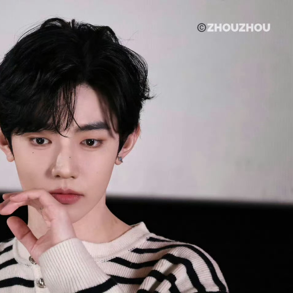 Foto terbaru Zhang Hao (ZEROBASEONE)