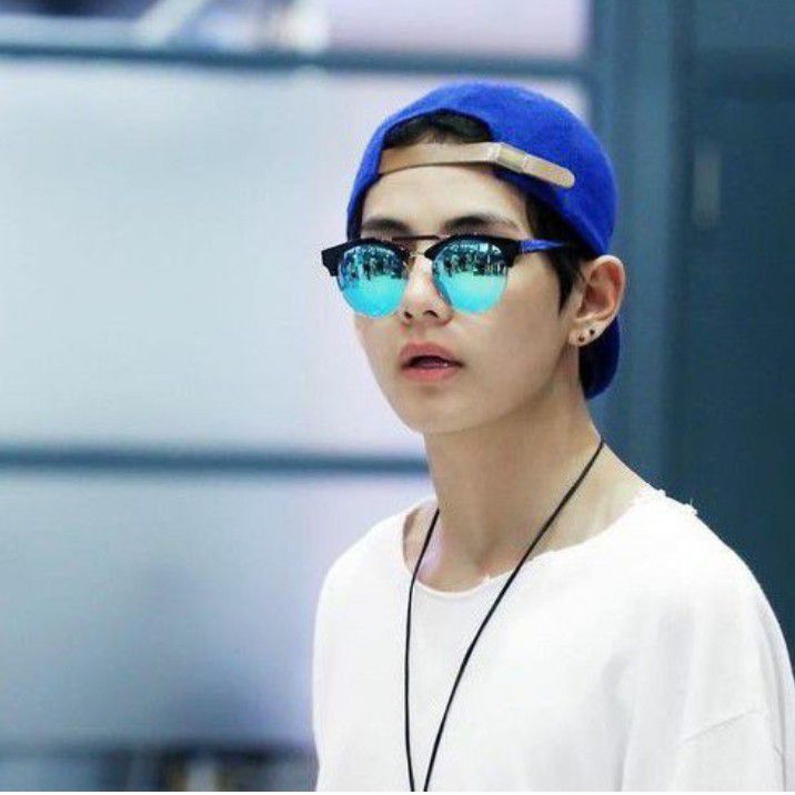 Behind-the-scenes cut of V (BTS)