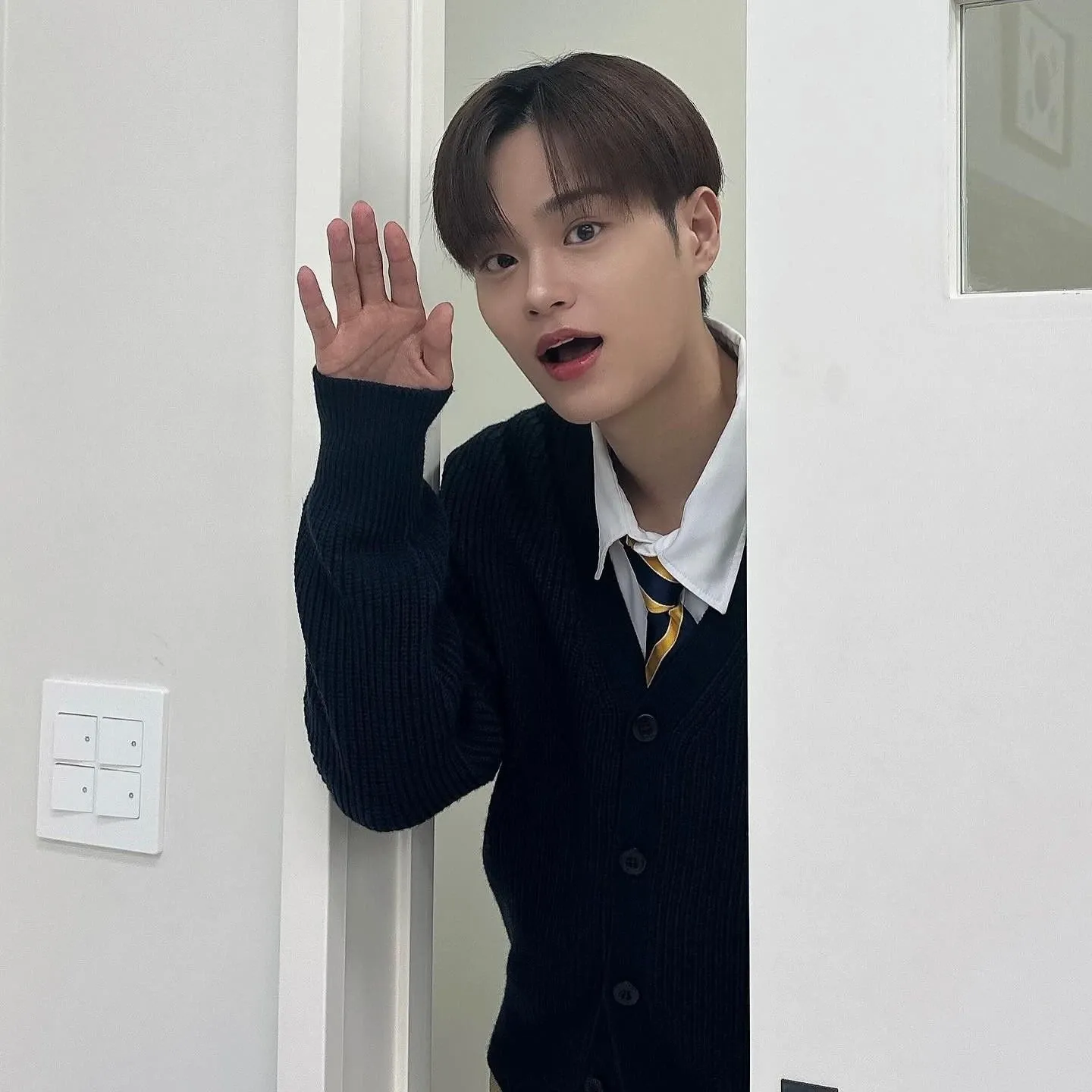 A moment captured by Lee Daehwi (AB6IX)'s fan