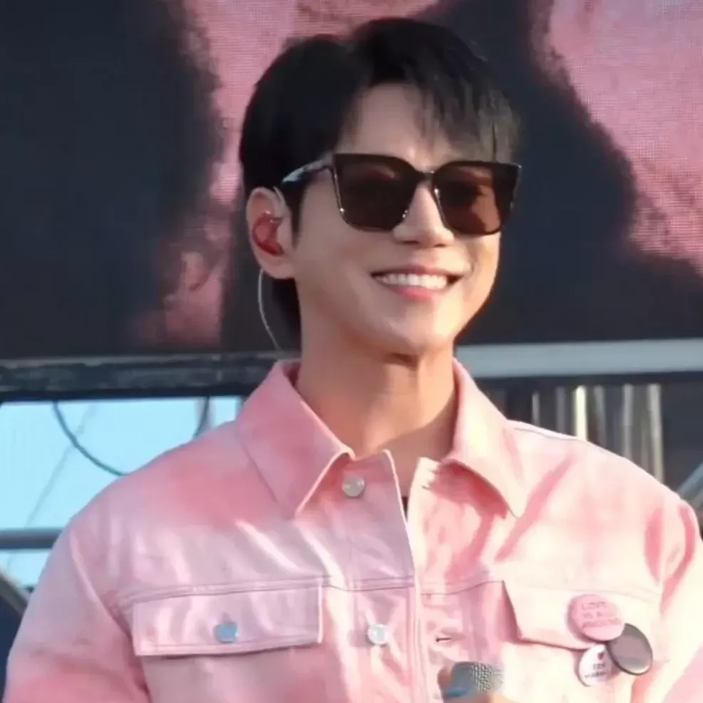 Recent activity shot of Hwang Chiyeol