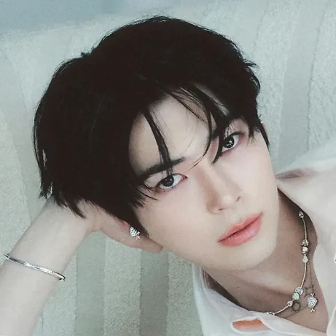 Foto terbaru Sung Hanbin (ZEROBASEONE)