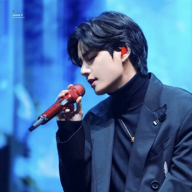 A moment captured by V (BTS)'s fan