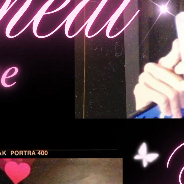 A moment captured by Monday (Weeekly)'s fan