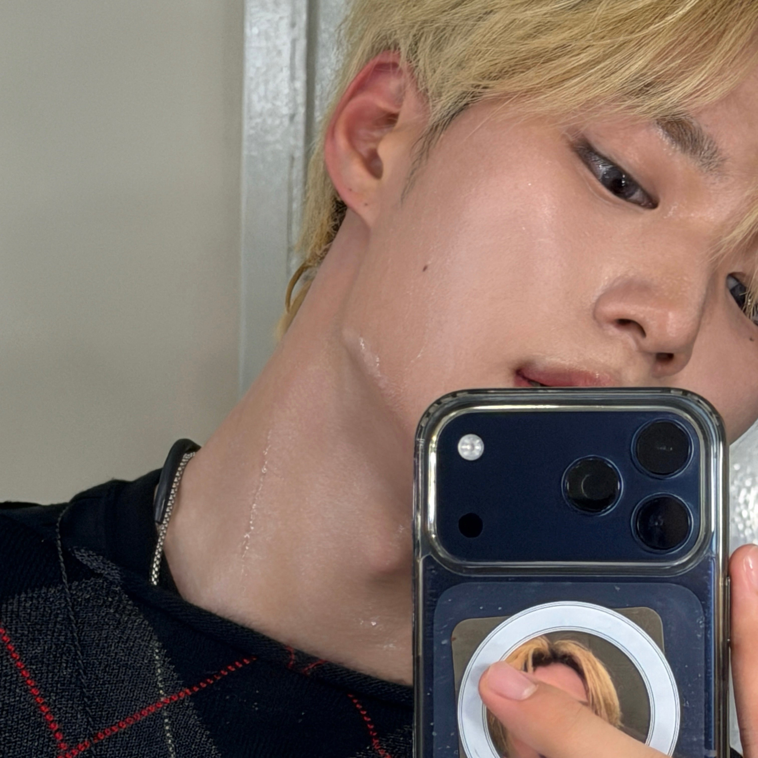Behind-the-scenes cut of Kim Junseo (ALPHA DRIVE ONE)