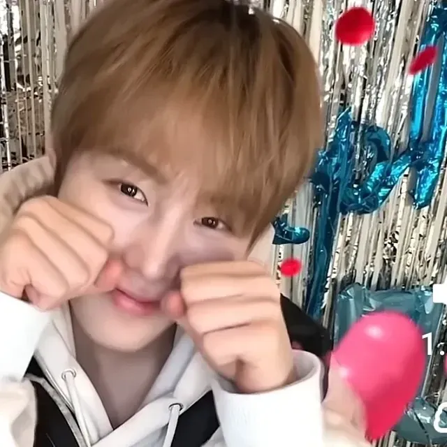 A moment captured by Ha Sungwoon's fan