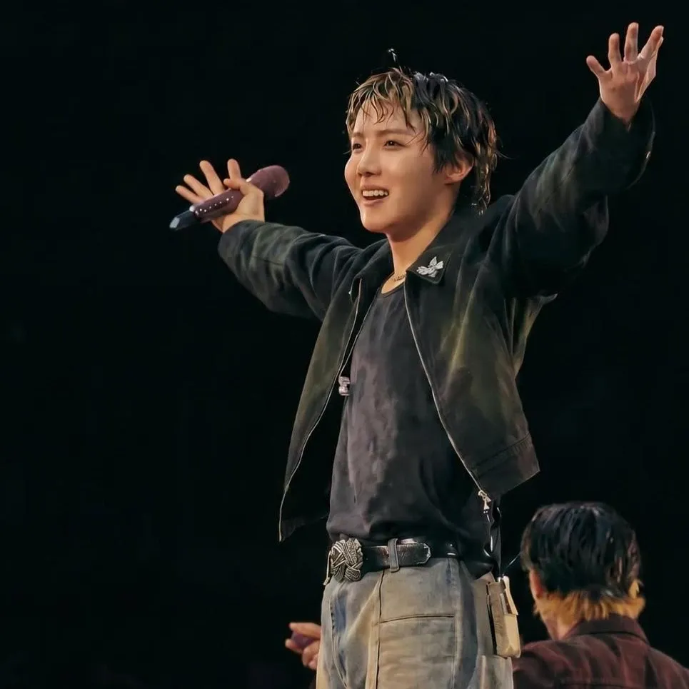Foto terbaru j-hope (BTS)