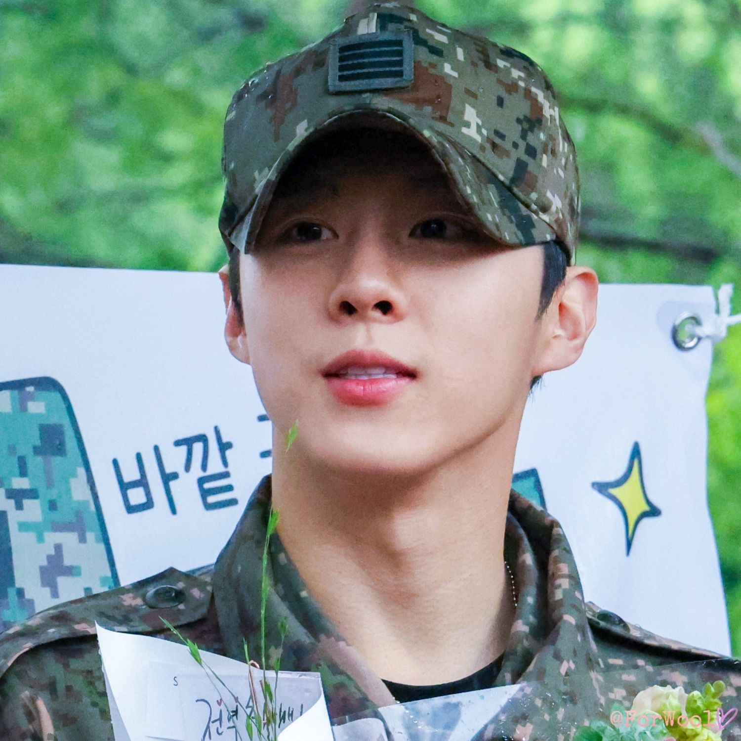 Behind-the-scenes cut of Kim Wooseok