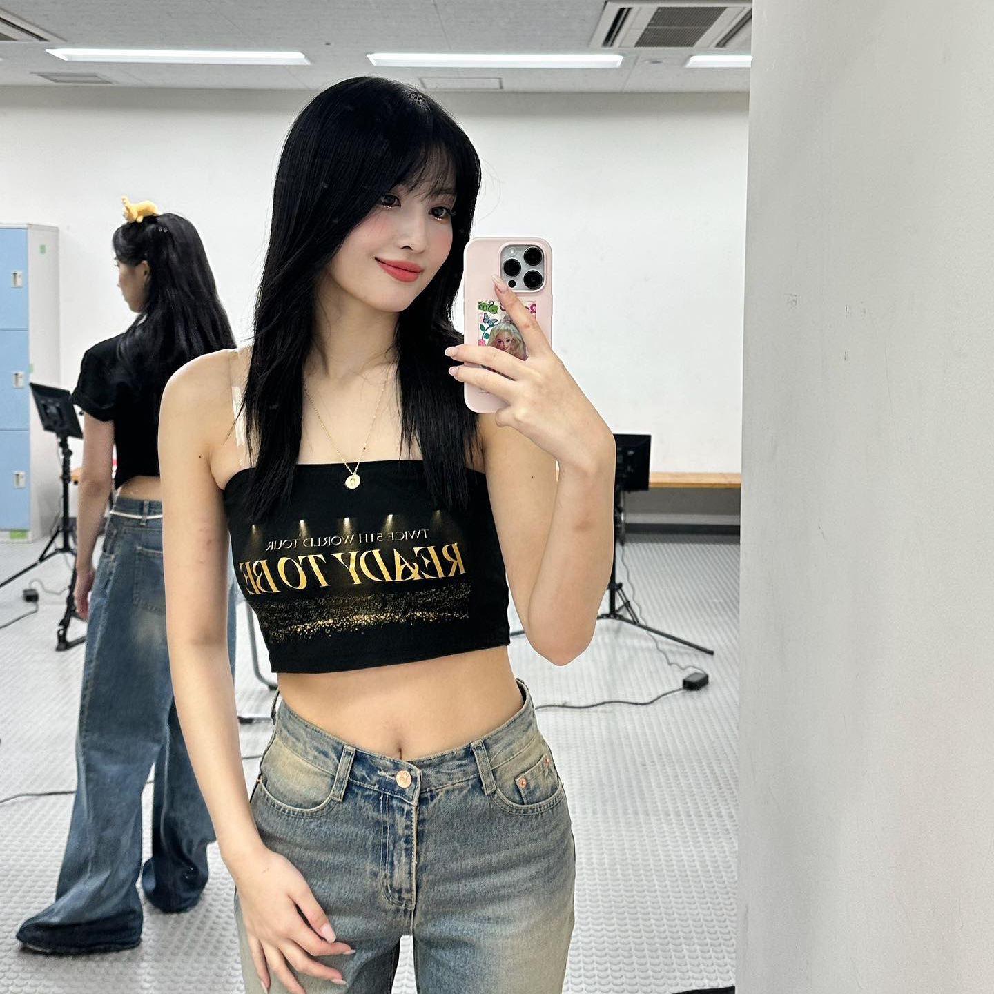 Foto aktivitas terbaru Momo (TWICE)