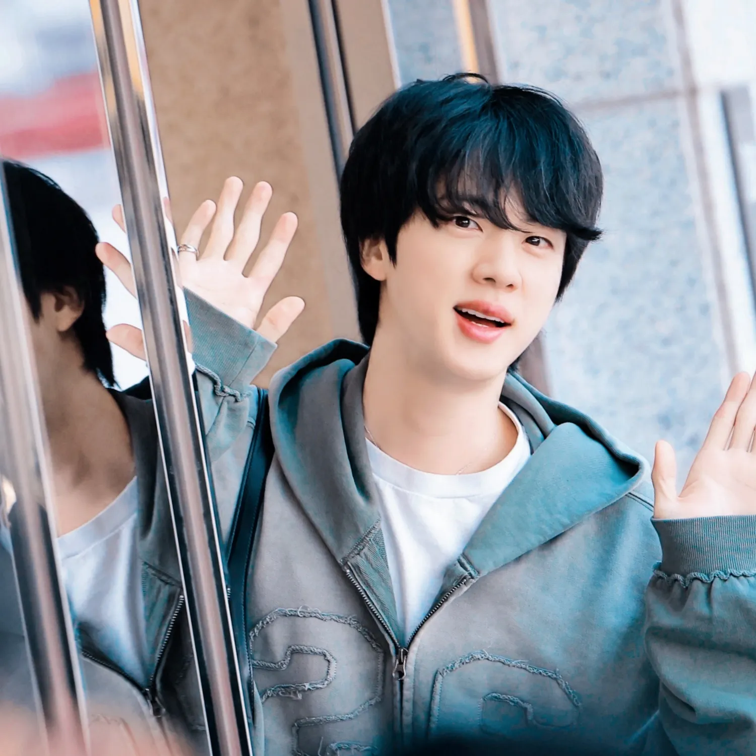 Foto aktivitas terbaru Jin (BTS)