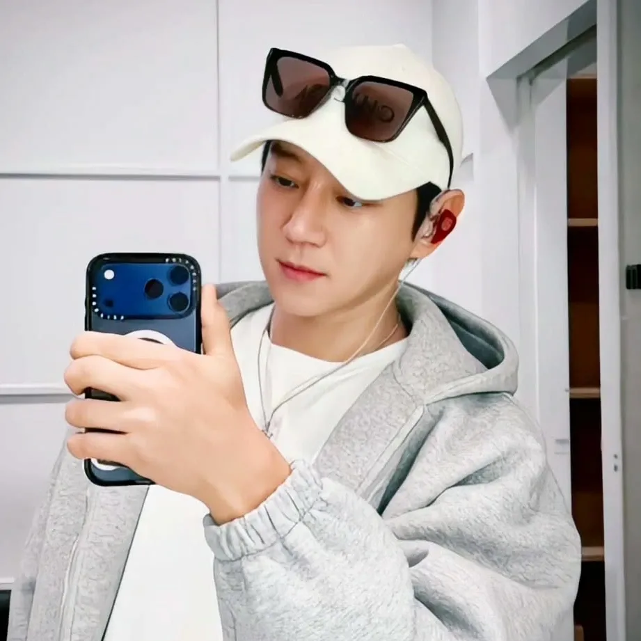 Recent activity shot of Hwang Chiyeol