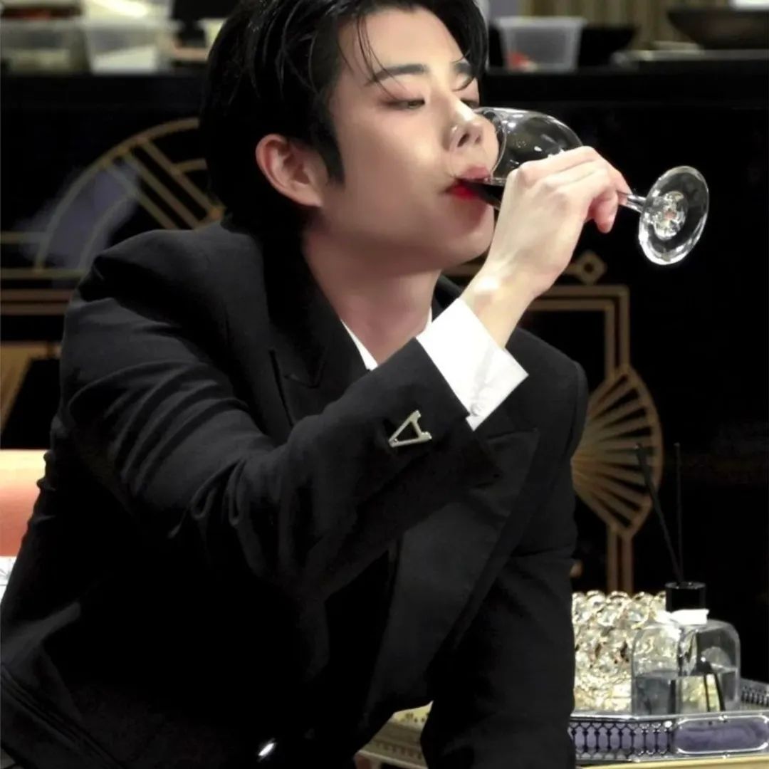 Behind-the-scenes cut of MJ (ASTRO)