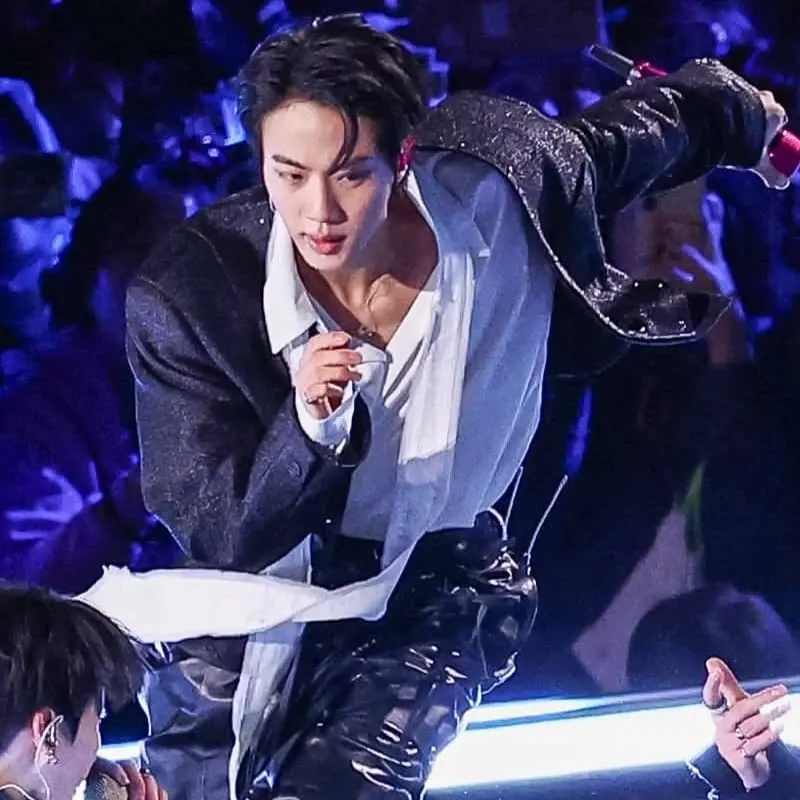 Foto aktivitas terbaru Jin (BTS)