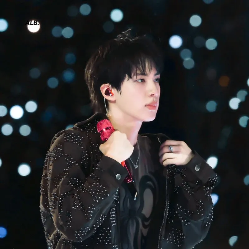 Foto aktivitas terbaru Jin (BTS)
