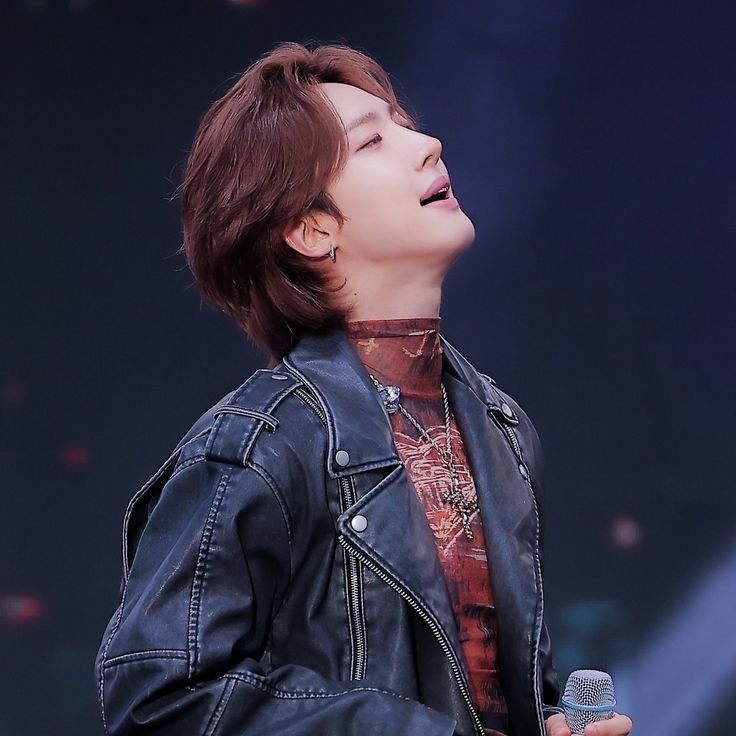 A moment captured by Hui (PENTAGON)'s fan