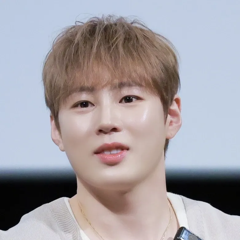 A moment captured by Ha Sungwoon's fan