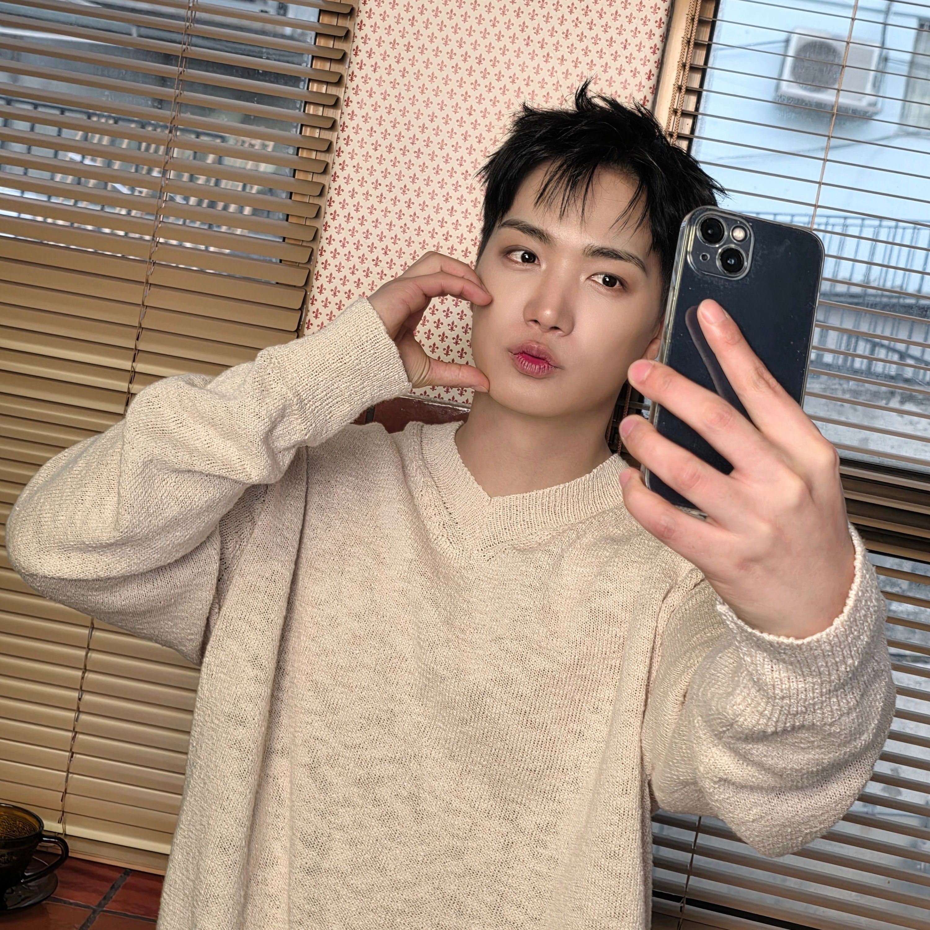 A moment captured by Kim Jonghyeon's fan