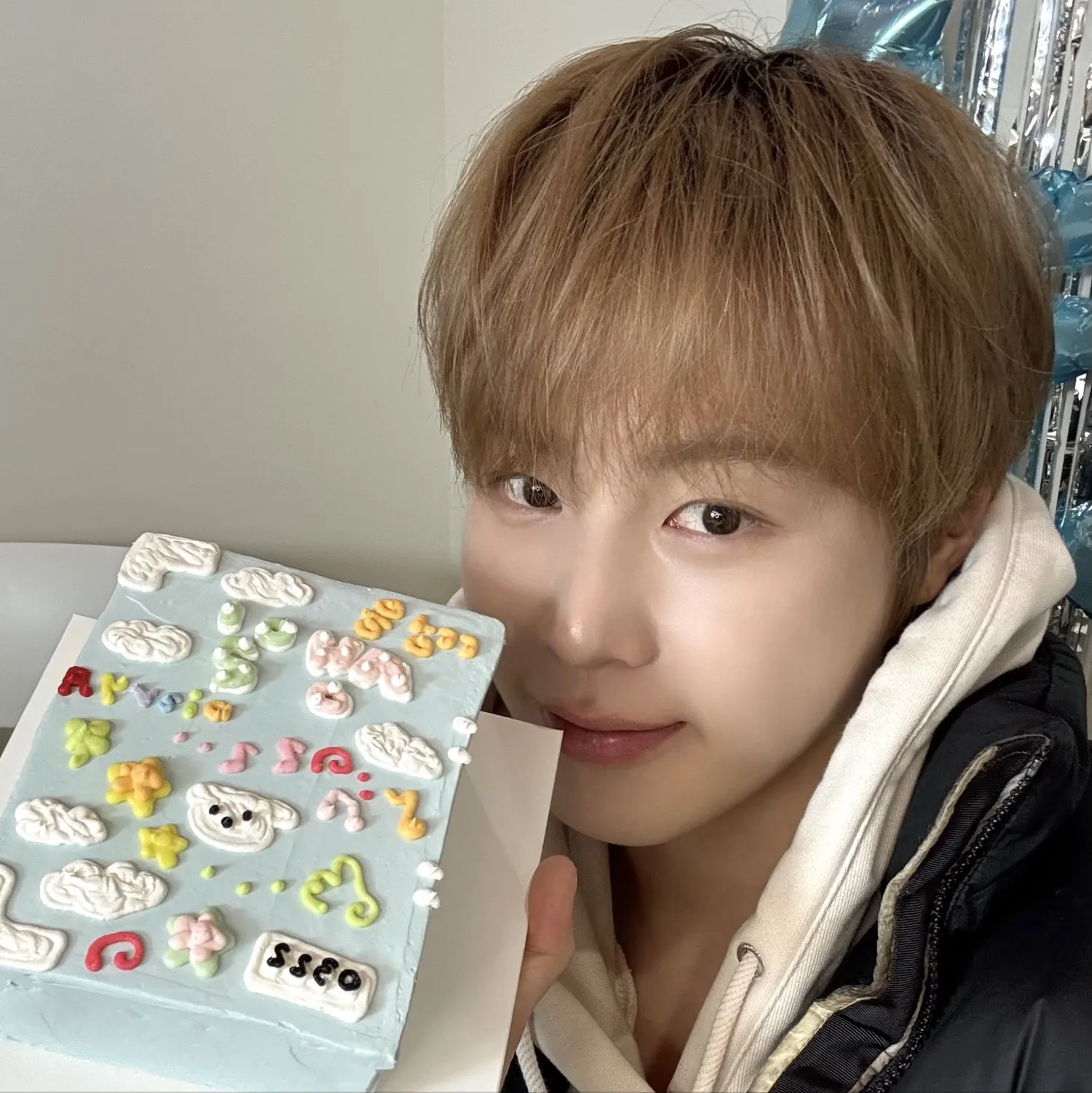 A moment captured by Ha Sungwoon's fan