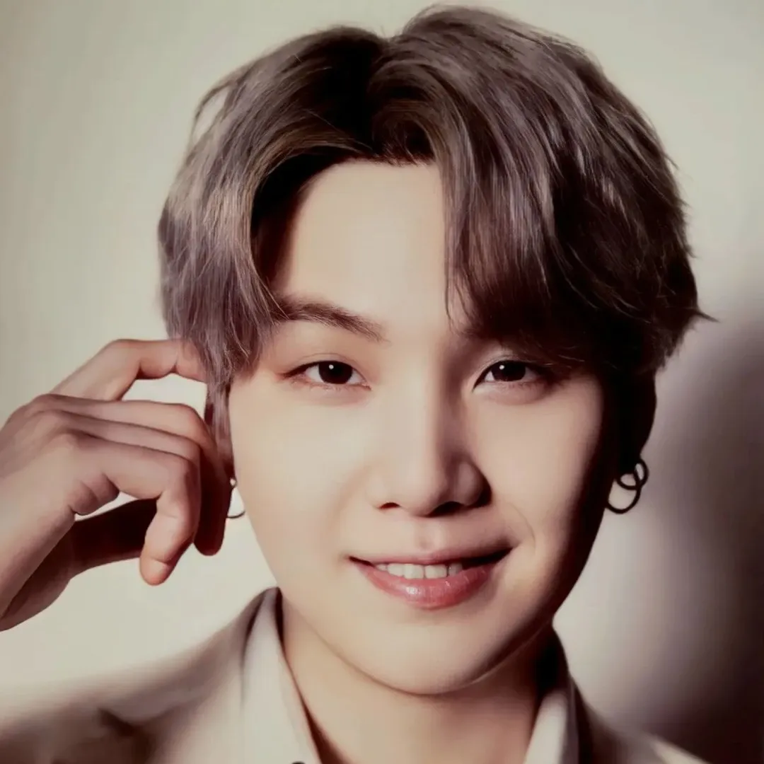Foto aktivitas terbaru SUGA (BTS)