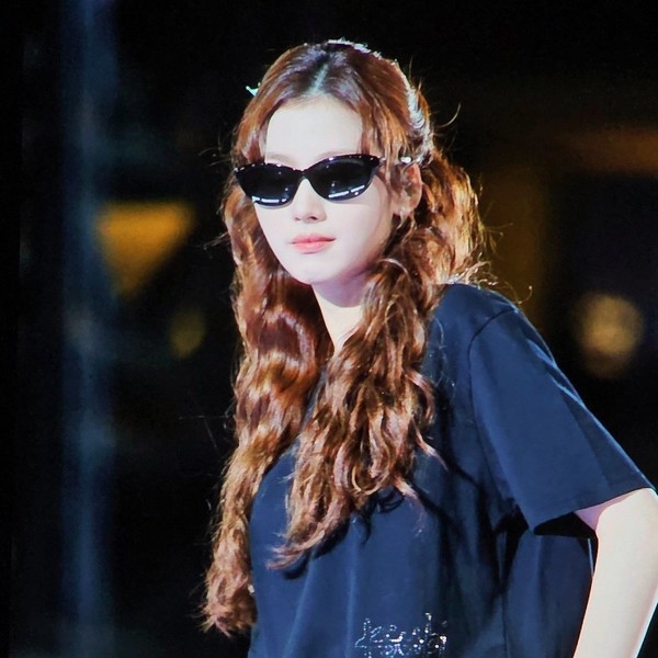 사나 (TWICE)의 매력을 담은 최애돌 대표 사진