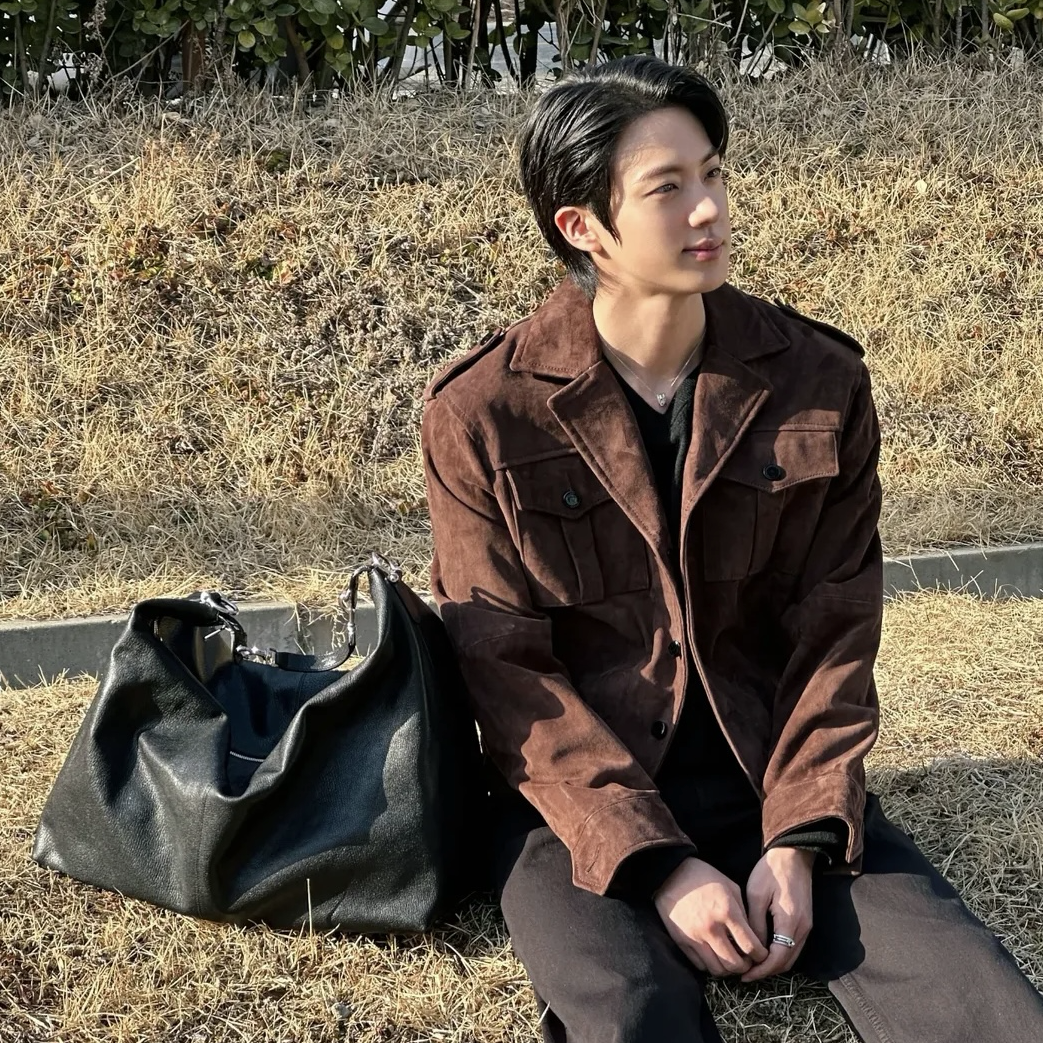 Foto aktivitas terbaru Jin (BTS)